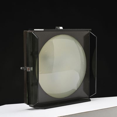une photo en noir et blanc représentant une lumière dans une boîte