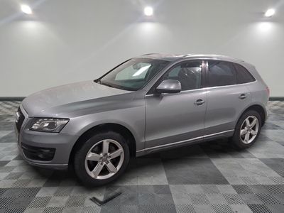 une photo d'un SUV Audi argenté garé dans un garage
