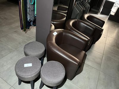 3 fauteuils en simi-cuir marron et 3 tabourets