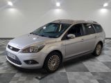 une photo d'une Ford Focus break argentée garée dans un garage