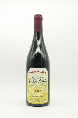 gros plan d'une bouteille de vin sur fond blanc