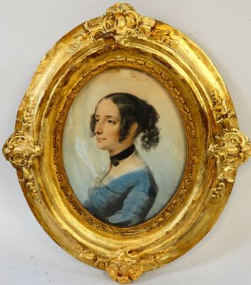portrait d'une femme en robe bleue dans un cadre doré