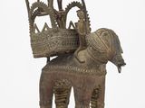 statue d'un éléphant coiffé d'une couronne