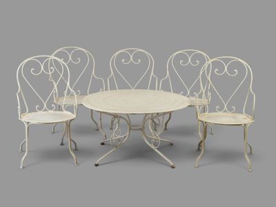 une image représentant un ensemble de chaises et une table sur fond gris