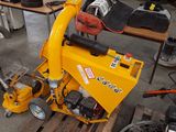 une machine jaune posée sur une palette
