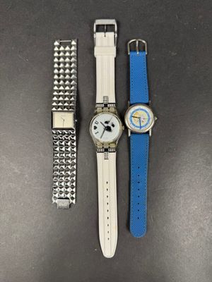 deux montres sont assises l'une à côté de l'autre sur une table