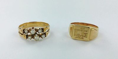 deux bagues en or ornées de perles, posées sur un fond blanc