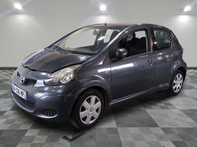la photo d'une petite voiture grise garée dans un garage