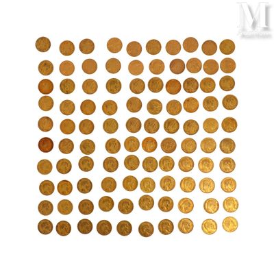 gros plan d'un paquet de pièces d'or sur une surface blanche