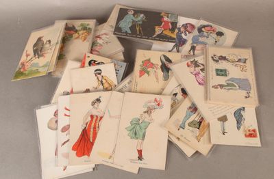un lot de cartes posées sur une table