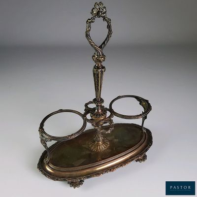 un plateau en argent sur lequel sont posés une cuillère et deux verres