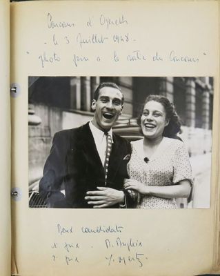 une photo en noir et blanc d'un homme et d'une femme