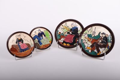 un ensemble de quatre petites assiettes ornées de motifs variés