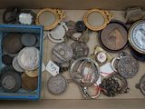 une boîte remplie de pièces de monnaie et d'autres objets