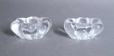 une paire de brosses à dents en verre transparent posées sur une surface grise