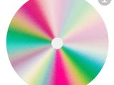 un disque aux couleurs de l'arc-en-ciel sur fond blanc