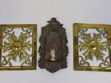 trois plaques en laiton ornées d'une statue de Jésus et de fleurs