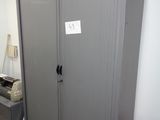 une grande armoire métallique dans un coin de la pièce