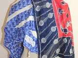 une écharpe bleue, rouge et blanche sur une tête de mannequin