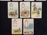 beaucoup de cartes accrochées sur un tableau noir