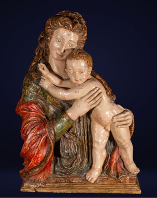 l'image d'une statue représentant une femme tenant un enfant dans ses bras