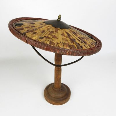 une photo d'une table en bois sur laquelle est posé un ventilateur