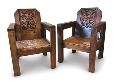une paire de chaises en bois ornées de sculptures raffinées sur fond blanc