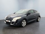 La voiture noire est garée dans la pièce vide de l'immeuble.