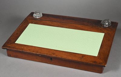 une boîte en bois recouverte d'un papier vert