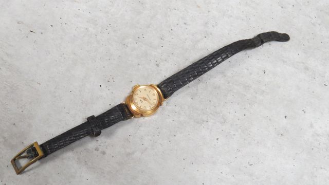 LIP. Montre bracelet de femme en or 750‰, le bracelet en cuir. En...