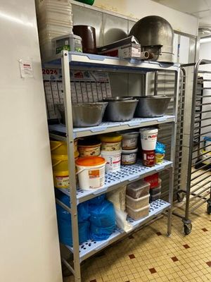 une cuisine avec beaucoup de provisions sur les étagères