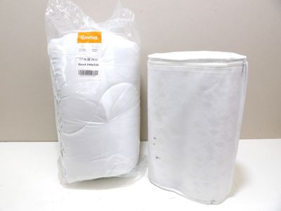 un paquet de papier toilette blanc à côté d'un paquet de papier toilette blanc