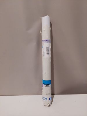 un rouleau de papier toilette posé sur une table