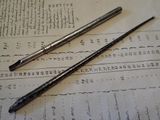 deux crayons posés sur une feuille de papier