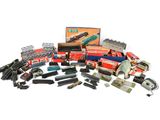 un tas de rails de train et d'autres accessoires ferroviaires