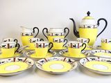 de nombreuses tasses et soucoupes posées sur une table