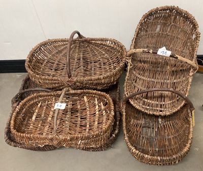 trois paniers en osier sont empilés les uns sur les autres par terre