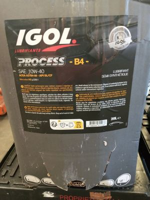 une boîte sur laquelle est collée une étiquette portant la mention « igol process b4 »