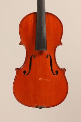 un vieux violon avec un archet accroché à son dos