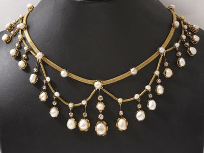 gros plan d'un collier sur un mannequin mannequin