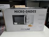 emballage d'un micro-ondes posé sur une table dans un magasin
