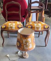 2 chaises bois mouluré tissu à motif orange et 1 lampe pied …