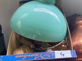 une boîte surmontée d'une lampe bleue
