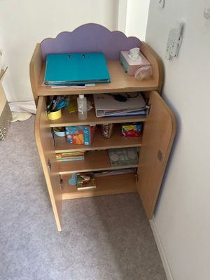 un petit meuble en bois sur lequel est posé un ordinateur portable