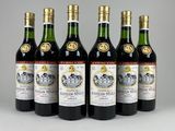 six bouteilles de vin sont alignées dans une rangée