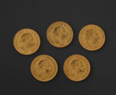 four gold sovereigns, one of which has a crown on it