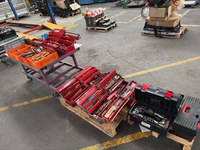 un chariot chargé d'outils dans un entrepôt