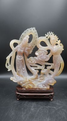 Figurine chinoise en jade sculpté représentant deux femmes et un dragon
