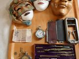 un plateau en bois contenant divers objets