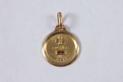 un gros plan d'une pièce d'or sertie d'un diamant